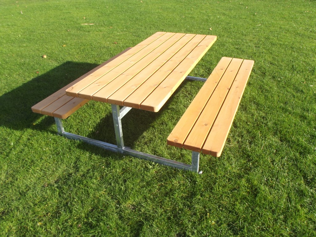 Kids bench set in Swedish nordic pine / hot-dip galvanized steelSize: L. 180 W. 160 cm. 