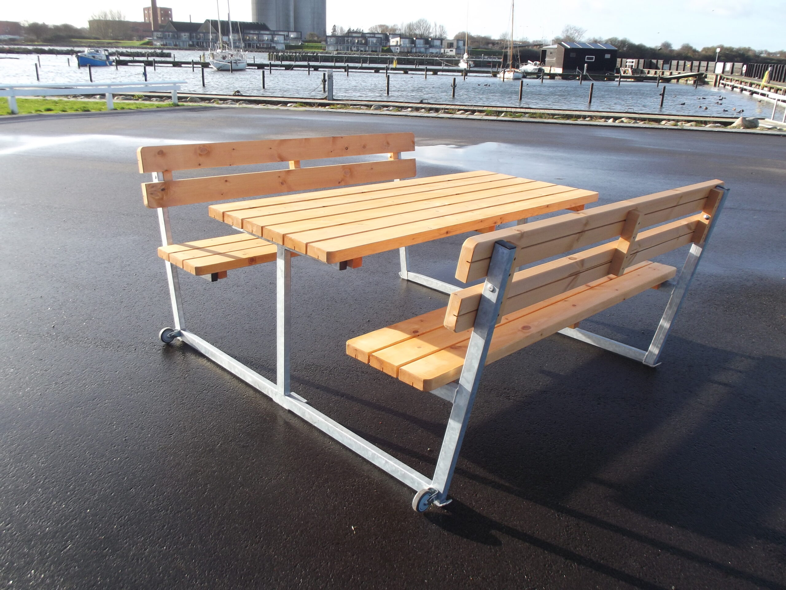 “PARK” bench set in Swedish nordic pine / hot-dip galvanized steelSize: L: 180cm W: 200cm.