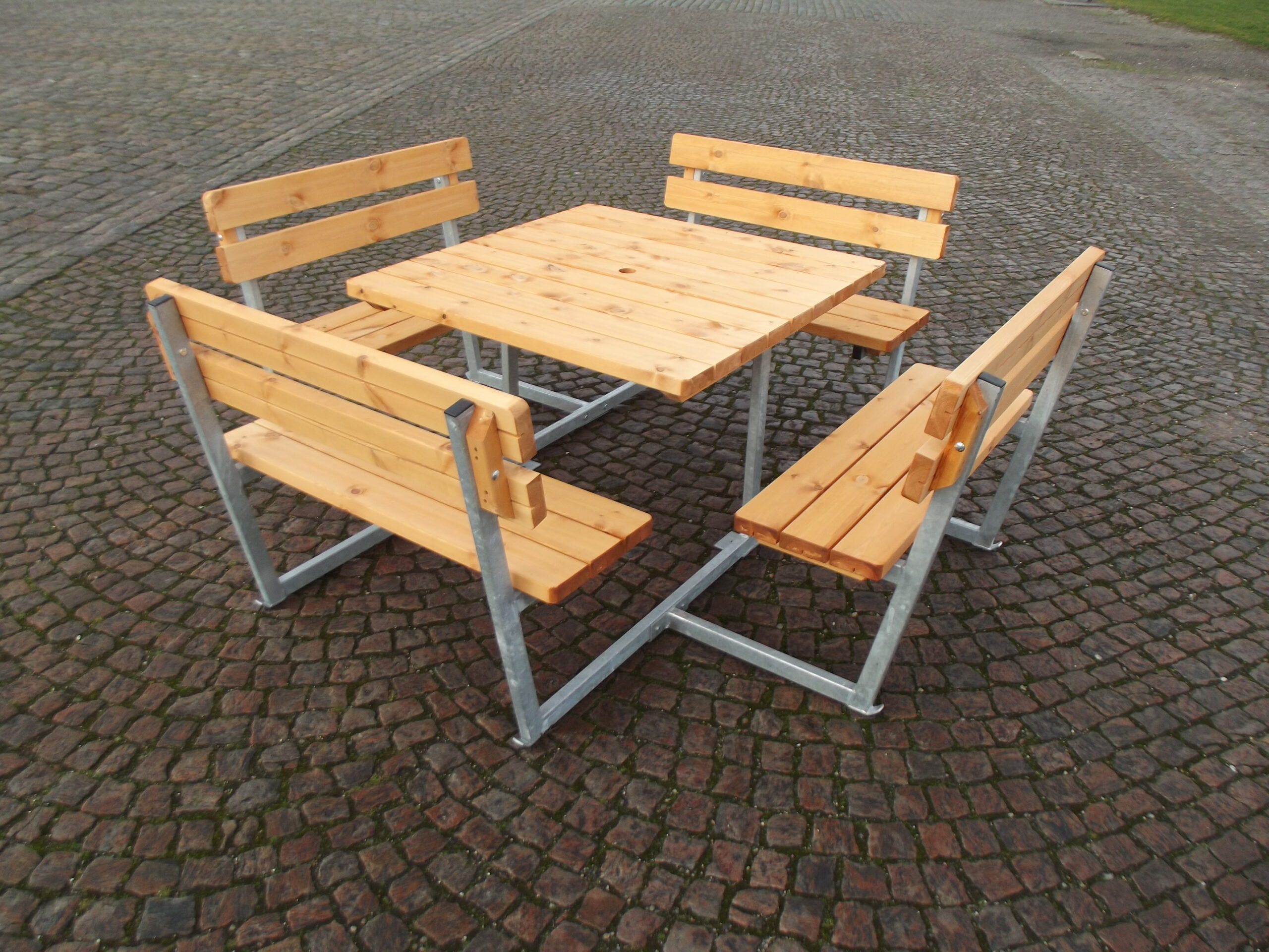 “SQUARE” in Swedish nordic pine / hot-dip galvanized steelSize: L: 111cm W: 111cm