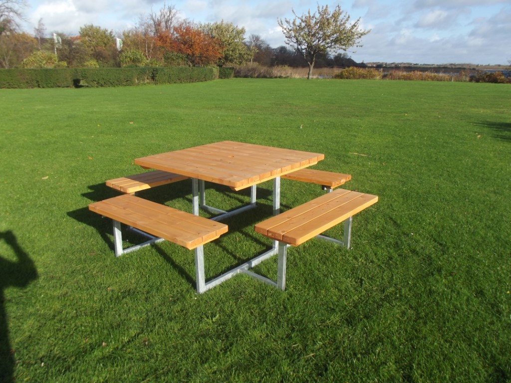 Kids “SQUARE” in Swedish nordic pine / hot-dip galvanized steelSize: L: 190 W: 190 cm. 