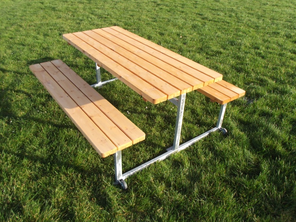 Kids bench set with wheels in Swedish nordic pine / hot-dip galvanized steelSize: L. 180 cm. W. 160 cm. 