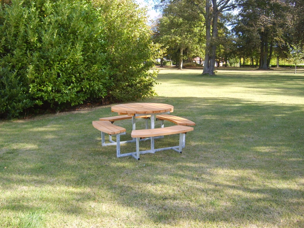 Round bench set in Swedish nordic pine / hot-dip galvanized steelDiameter: 185cm