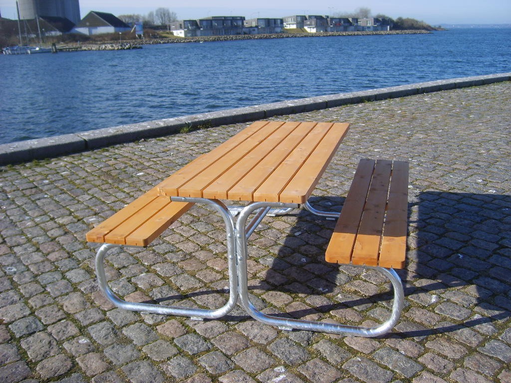 Bench set in Swedish nordic pine / hot-dip galvanized steelSize: L. 180 cm. W. 160 cm.