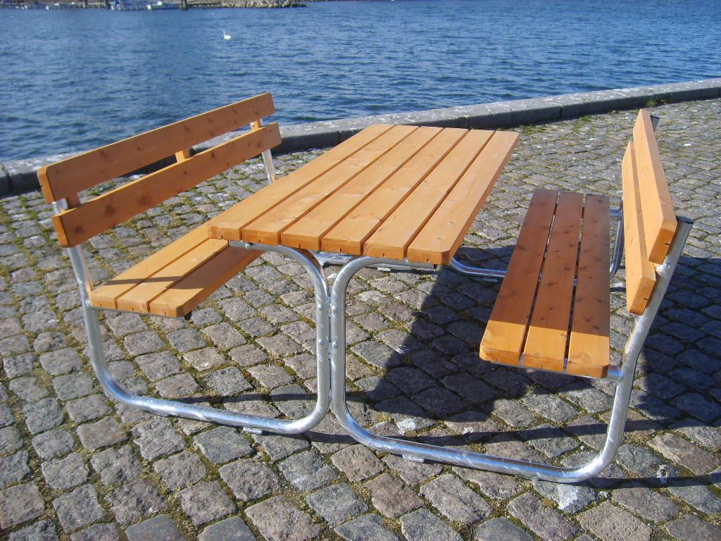 Bench set in Swedish nordic pine / hot-dip galvanized steelSize: L. 180 cm. W. 200 cm.