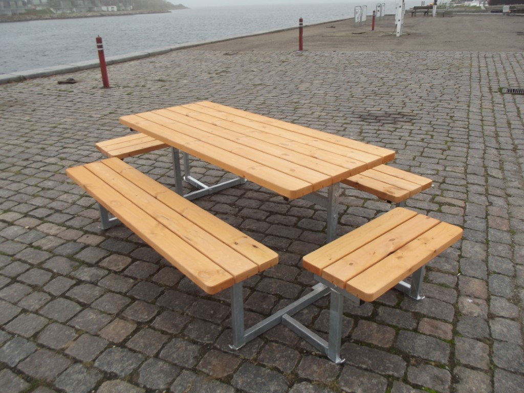 Bench set in Swedish nordic pine / hot-dip galvanized steelSize: L: 280 W: 160 cm.