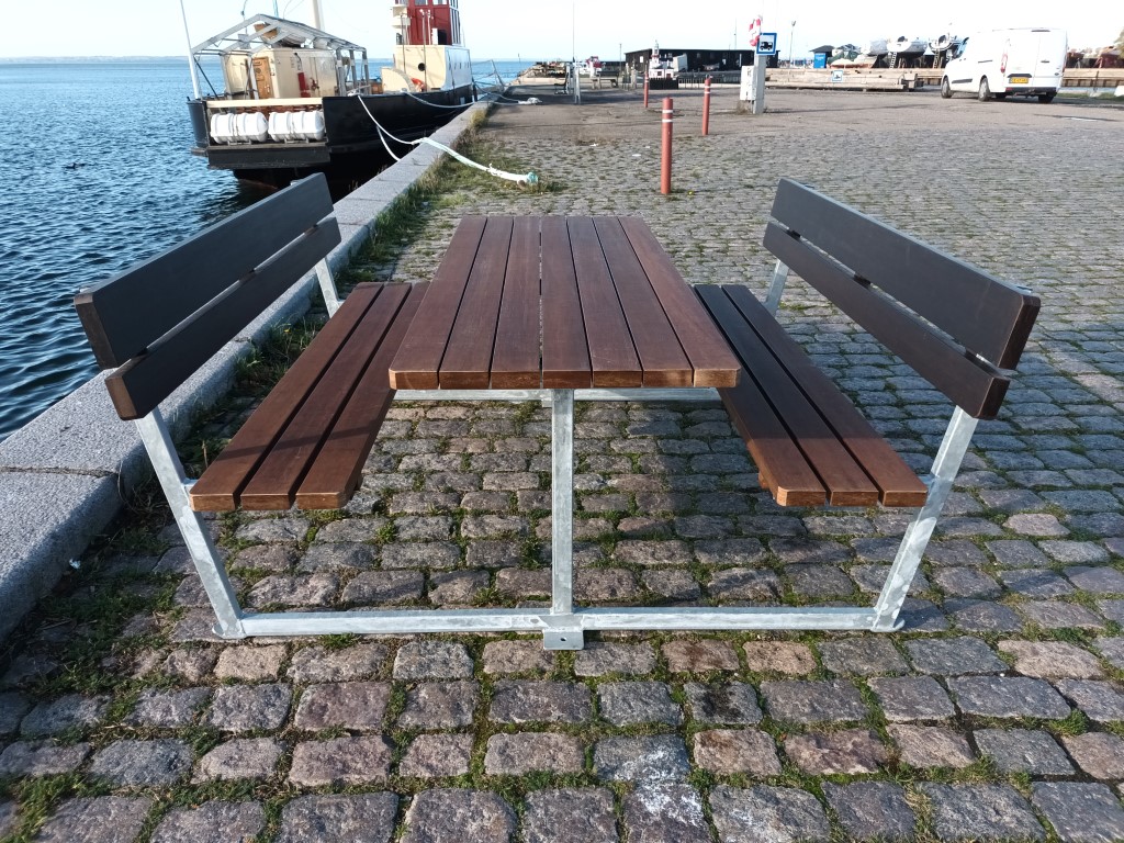 PARK bench set in bamboo with 7 planks / hot-dip galvanized steelL: 186 W: 200 cm.