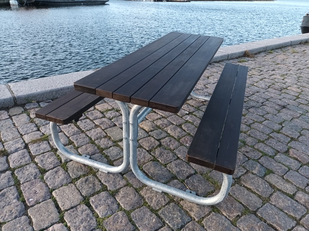 Bench set in Bamboo / hot-dip galvanized steelL: 186 cm. W: 140 cm.