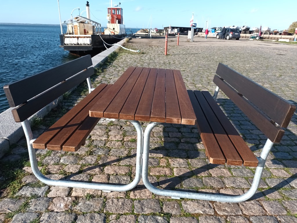 Bench set in bamboo with 7 planks / hot-dip galvanized steelL: 186 cm. W: 200 cm.