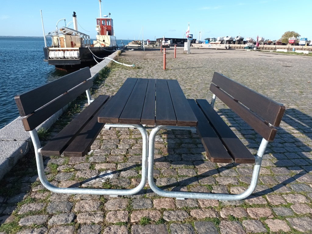 Bench set in bamboo with 5 planks / hot-dip galvanized steelL: 186 cm. W: 200 cm.