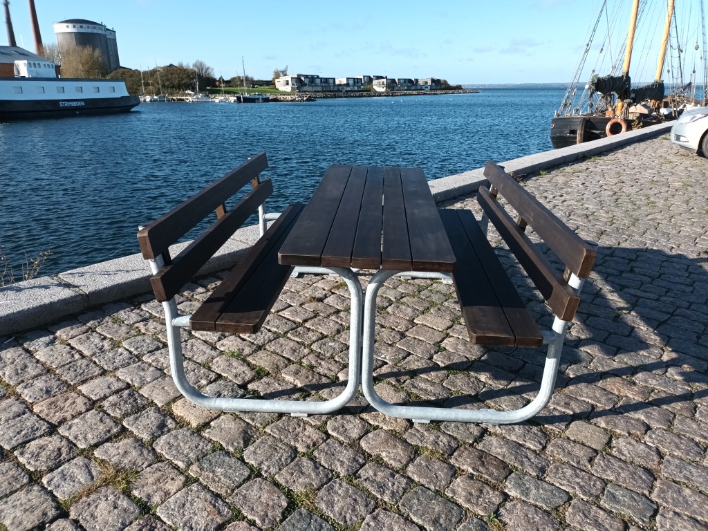 Bench set in Bamboo with 5 planks / hot-dip galvanized steelL: 186 cm. W: 170 cm.