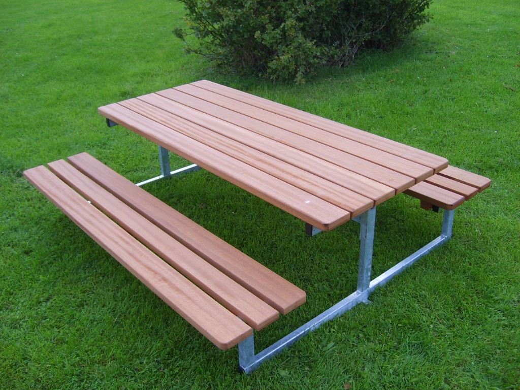 Bench set in Sipo Mahogany / hot-dip galvanized steelL: 180 cm. W: 160 cm. 