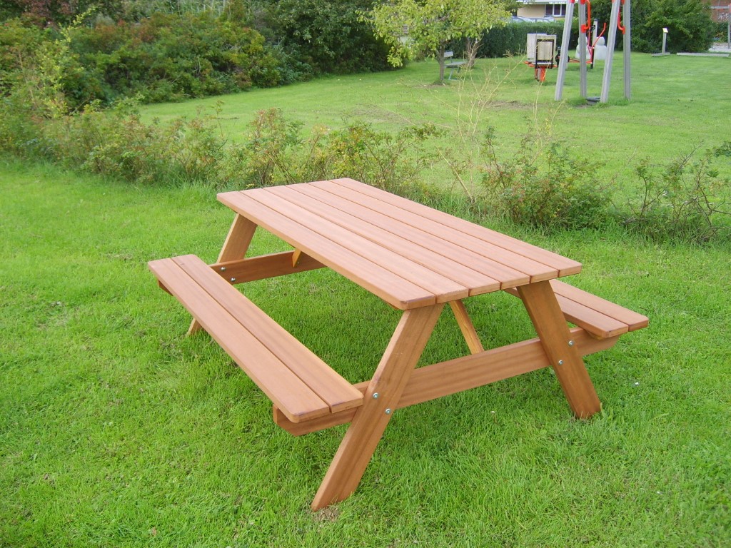 Picnic bench set model A in Sipo MahoganyL: 180 cm. W: 150 cm. 