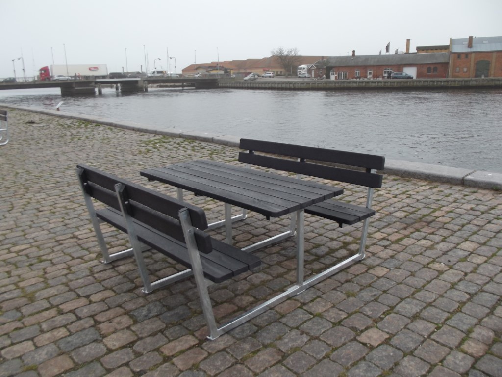 PARK bench set in black, brown or gray Recycled plastic / hot-dip galvanized steel  L: 180 cm. W: 200 cm.  