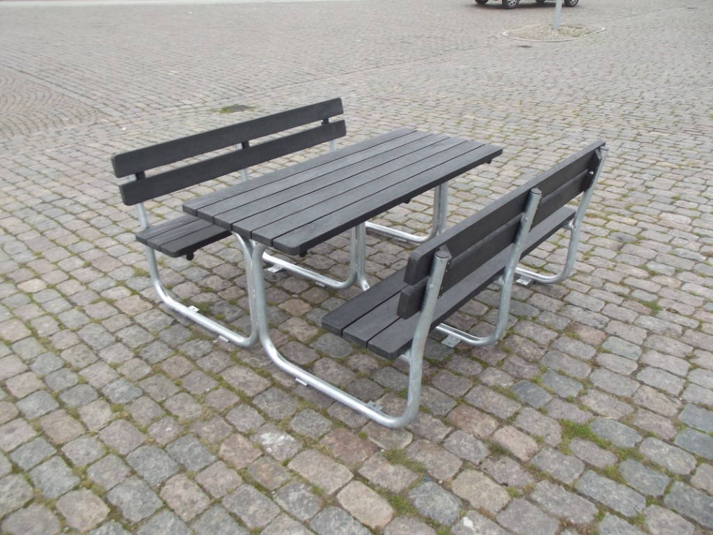 Bench set in black, brown, gray & green, Recycled plastic / hot-dip galvanized steel  L: 180 cm. W: 200 cm.  