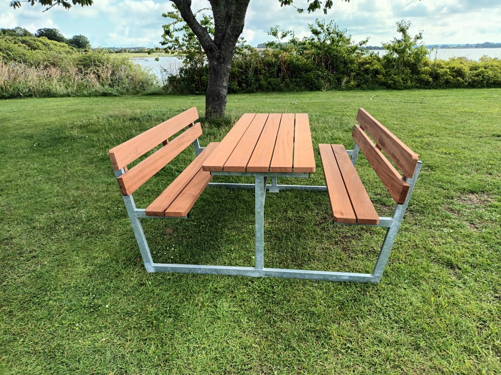 PARK bench set in Mahogany/ hot-dip galvanized steel L: 180 cm. W: 172 cm. 