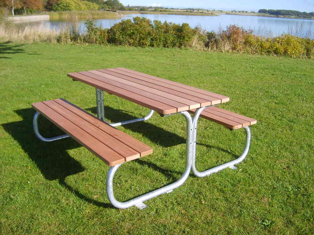 Bench set in Sipo Mahogany / hot-dip galvanized steelL: 180 cm. W: 160 cm. 