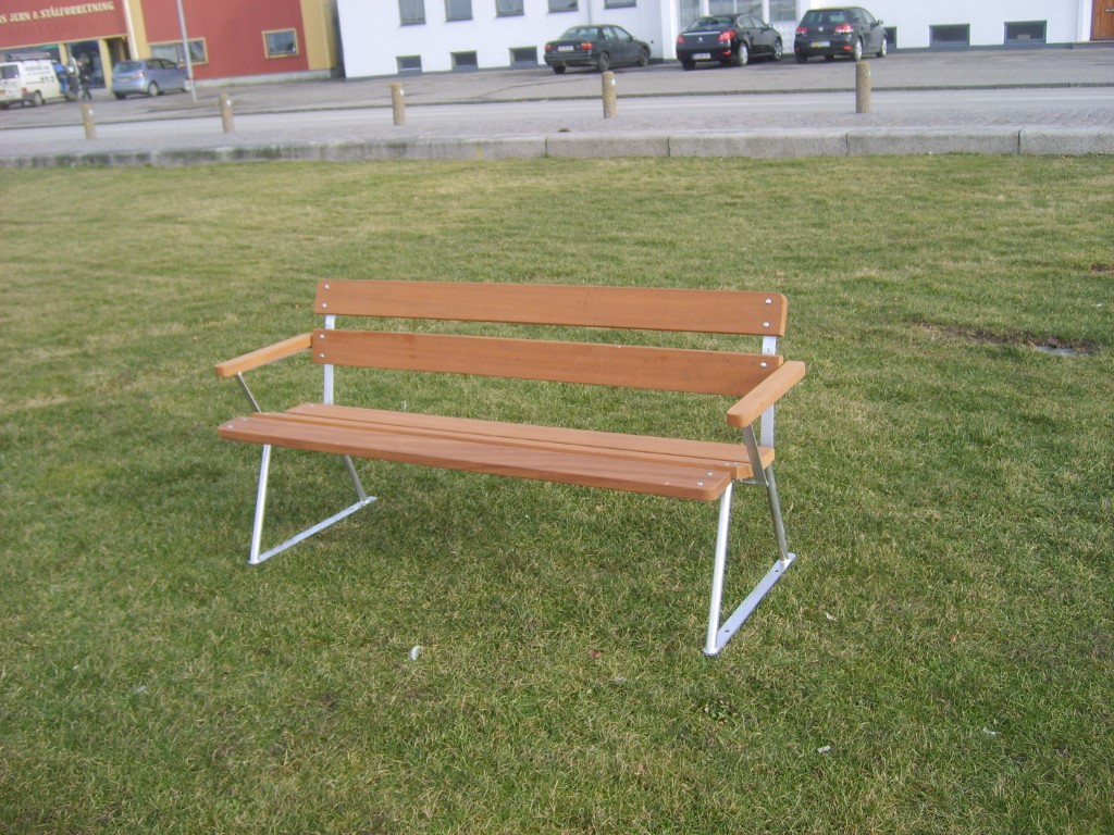 Plank bench in Mahogany with armrest / hot-dip galvanized steelL: 180 cm. 