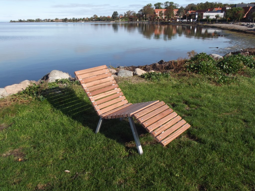 Sun chair in Mahogany / hot-dip galvanized steel L: 200 cm. W: 60 cm. 